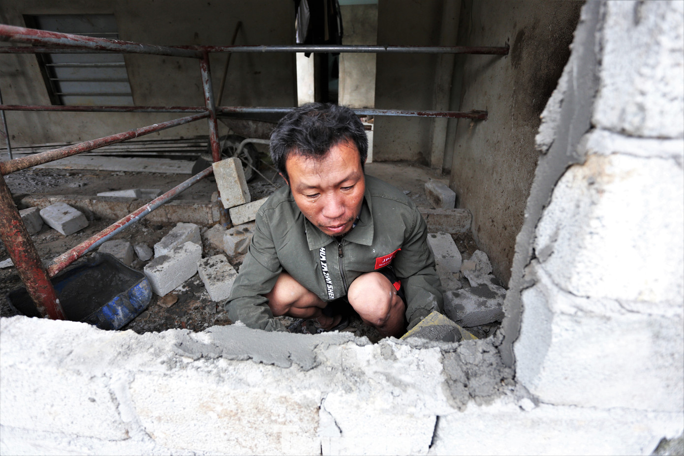 Để mở rộng tuyến đường thôn, gia đình ông Mai Văn Đạt (50 tuổi, trú xã Hồng Lộc) đã hiến hơn 30m2 đất ở và dỡ bỏ chuồng bò được xây kiên cố từ trước. “Việc mở rộng đường, xây dựng thôn xóm để phục vụ cho chính người dân chúng tôi nên ai nấy đều đồng tình với chủ trương hiến đất và chung sức xây dựng nông thôn mới”, ông Đạt nói.