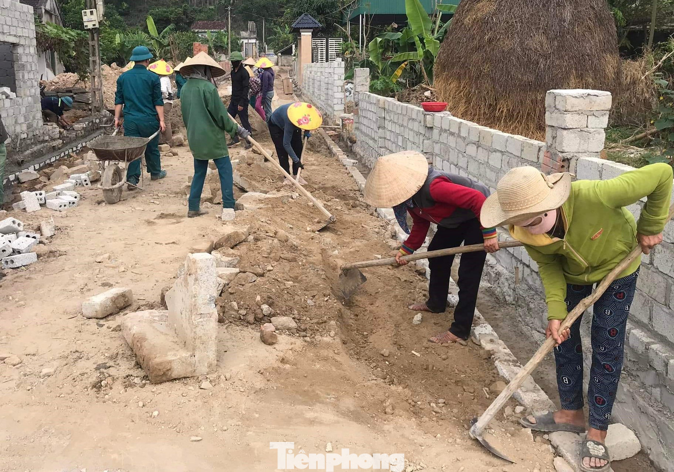 Những con đường liên thôn, liên xã tại xã Hồng Lộc được mở rộng, chỉnh trang, nâng cấp từ sự ủng hộ, góp sức của người dân.