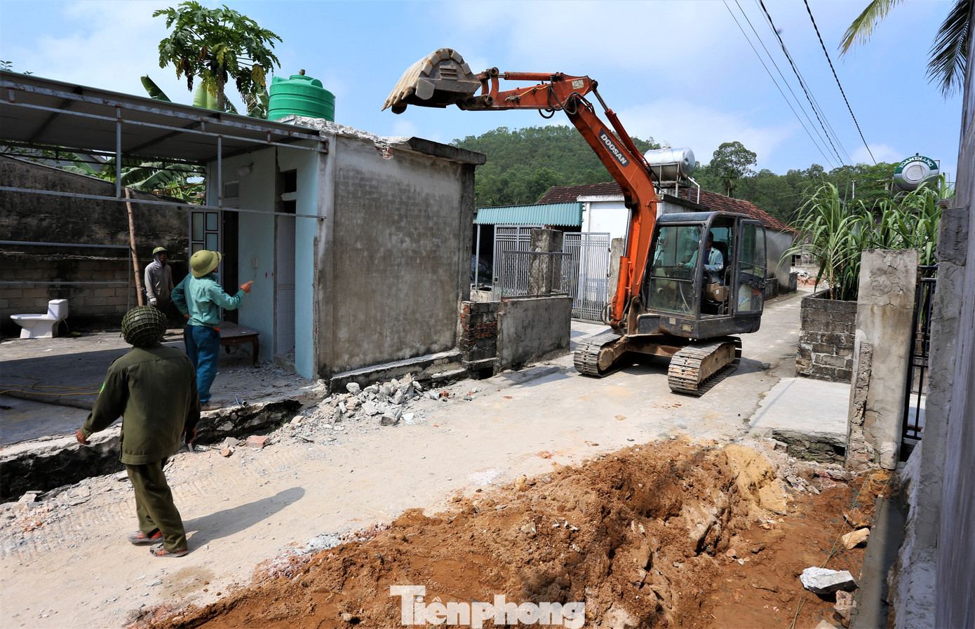 “Việc người dân tự nguyện tháo dỡ công trình kiên cố, hiến đất mở rộng đường sá và các công trình công cộng sẽ giúp đường làng, ngõ xóm thêm rộng rãi, đẹp, đáp ứng yêu cầu, tiêu chỉ nông thôn mới kiểu mẫu đề ra”, vị lãnh đạo địa phương thông tin.
