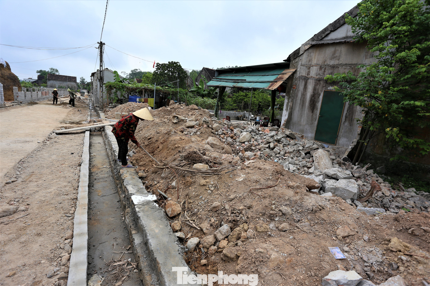 Chị Bùi Thị Thu - Trưởng thôn Trường An (xã Hồng Lộc) cho biết, thôn có 160 hộ dân, trong các đợt vận động xây dựng nông thôn mới, đã có hơn 60 hộ dân ảnh hưởng đã đồng ý tháo dỡ nhà ở, công trình phụ trợ kiên cố. Ngoài ra, các hộ dân cũng hiến gần 2.000m2 đất để mở rộng đường, xây dựng các công trình công cộng.