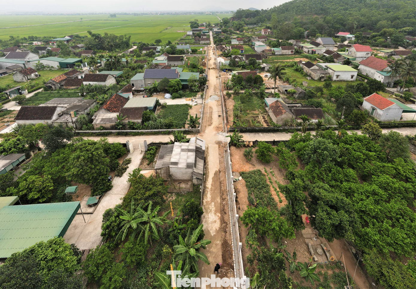 Nhiều ngày qua, dọc các tuyến đường liên thôn, liên xã ở xã Hồng Lộc, huyện Lộc Hà (Hà Tĩnh) đang được người dân góp sức xây dựng, chỉnh trang, mở rộng theo chương trình mục tiêu quốc gia xây dựng nông thôn mới của địa phương.