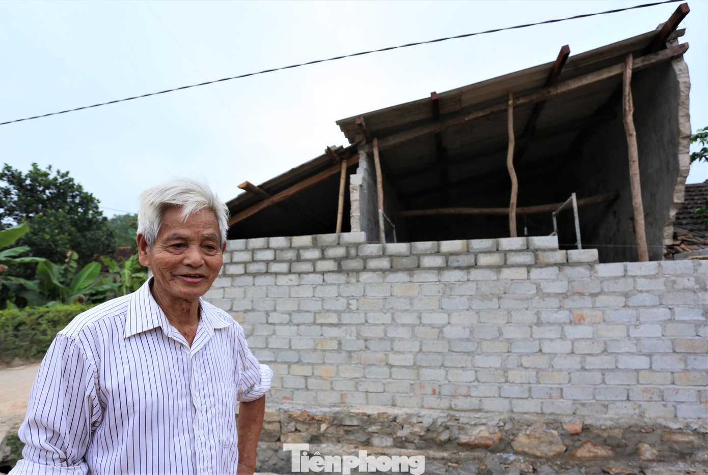 “Nhận thấy việc xây dựng quê hương là nhiệm vụ chung của người dân và chính quyền, nên khi được cán bộ thôn, xã tuyên truyền, vận động, mỗi hộ dân chúng tôi đều ủng hộ hiến từng mét đất, đập bỏ những công trình kiên cố để mở rộng đường”, ông Bùi Văn Sỹ (84 tuổi, thôn Trường An, xã Hồng Lộc) cho hay.