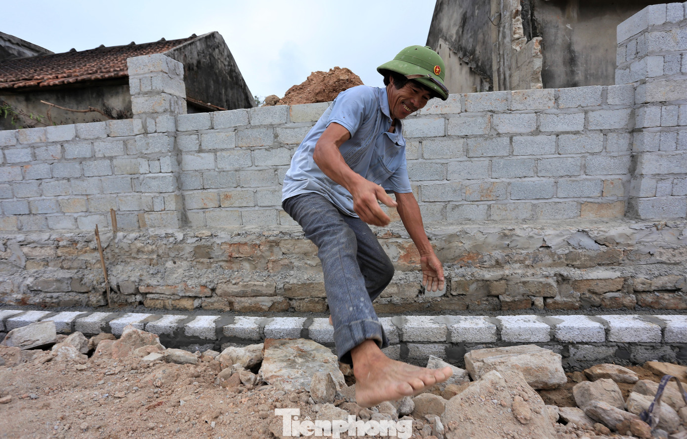 Với tinh thần và quan điểm chỉ đạo: “vững từ thôn, chắc từ xã” để “huyện đạt NTM vững chắc, tỉnh đạt NTM thuyết phục”, nhiều năm qua, các địa phương ở Hà Tĩnh đều tập trung chỉnh trang, cải tạo vườn hộ, tổ chức sản xuất, giao thông, bảo vệ môi trường và xây dựng khu dân cư NTM kiểu mẫu, vườn mẫu. Trong hình là niềm vui của người dân trên từng tuyến đường được mở rộng.