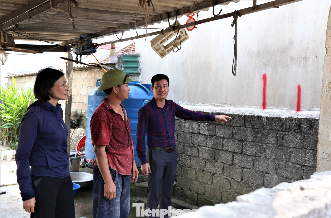 Ông Lê Viết Bình - Chủ tịch UBND xã Hồng Lộc (huyện Lộc Hà, bìa phải) cho biết, xã có 7 thôn với hơn 8.500 hộ dân. Năm 2018, xã được công nhận đạt chuẩn nông thôn mới. Tuy nhiên, để tiếp tục duy trì và phát huy chương trình xây dựng nông thôn mới luôn cần có sự đồng hành của người dân cùng chính quyền.