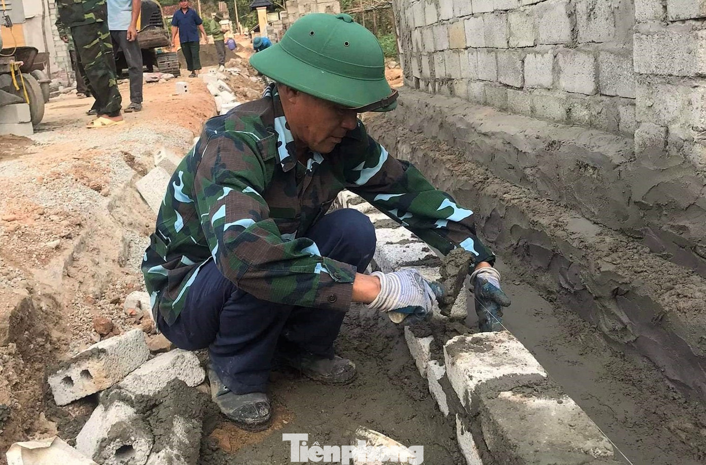 Những con đường liên thôn, liên xã tại xã Hồng Lộc được mở rộng, chỉnh trang, nâng cấp từ sự ủng hộ, góp sức của người dân.