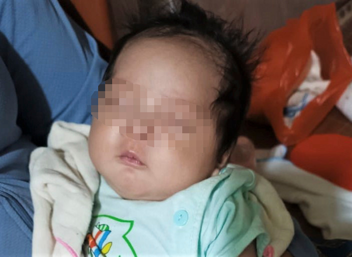 Bé trai bị bỏ rơi trước cổng nhà dân. Bé trai bị bỏ rơi trước cổng nhà dân.