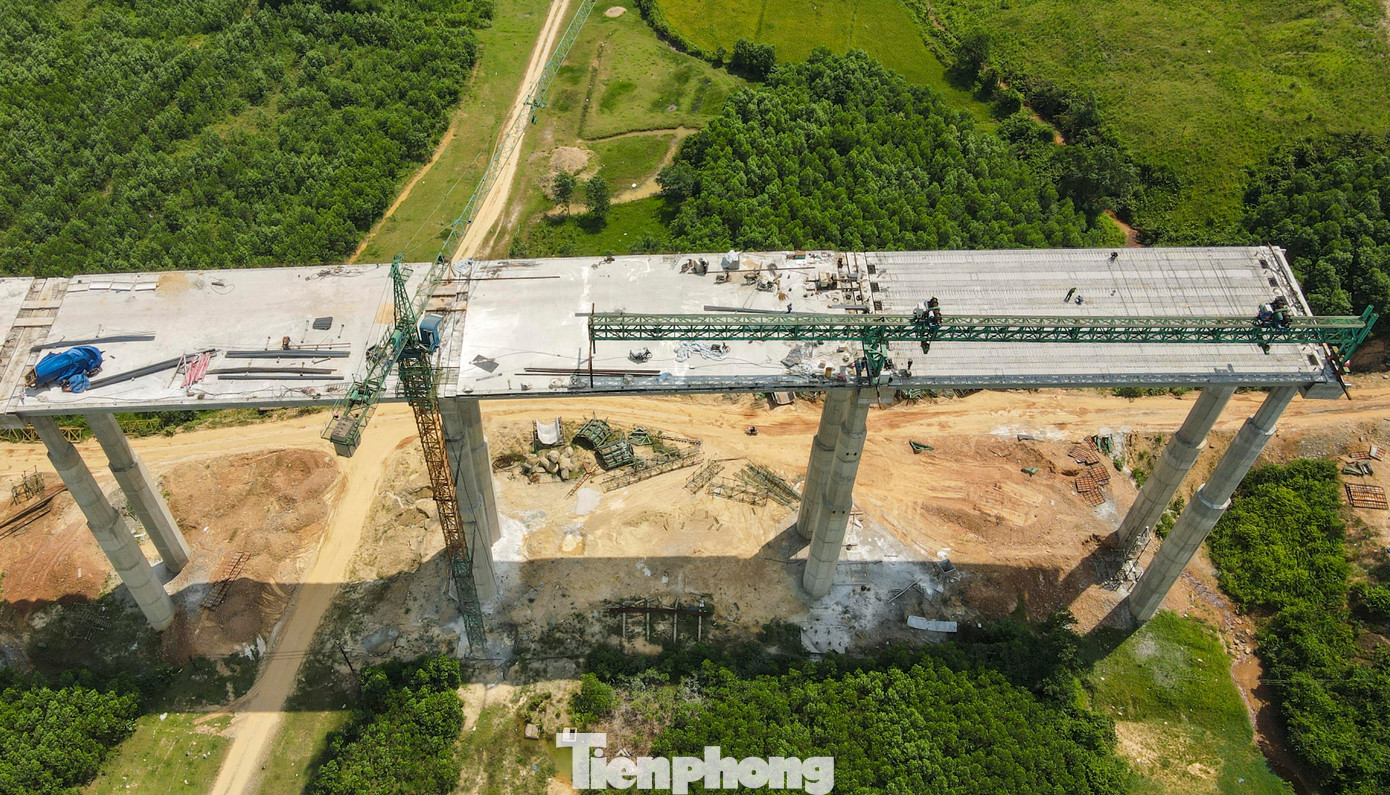 Theo một kỹ sư phụ trách thi công, cầu số 1 có 22 nhịp dầm, trụ cao nhất lên đến 50m. Những trụ cầu cao hàng chục mét, với hình bát giác được đổ từng đốt chắc chắn đòi hỏi việc thi công hạng mục này cần có nhóm kỹ sư, công nhân có tay nghề cao, chuẩn chỉnh trong an toàn lao động