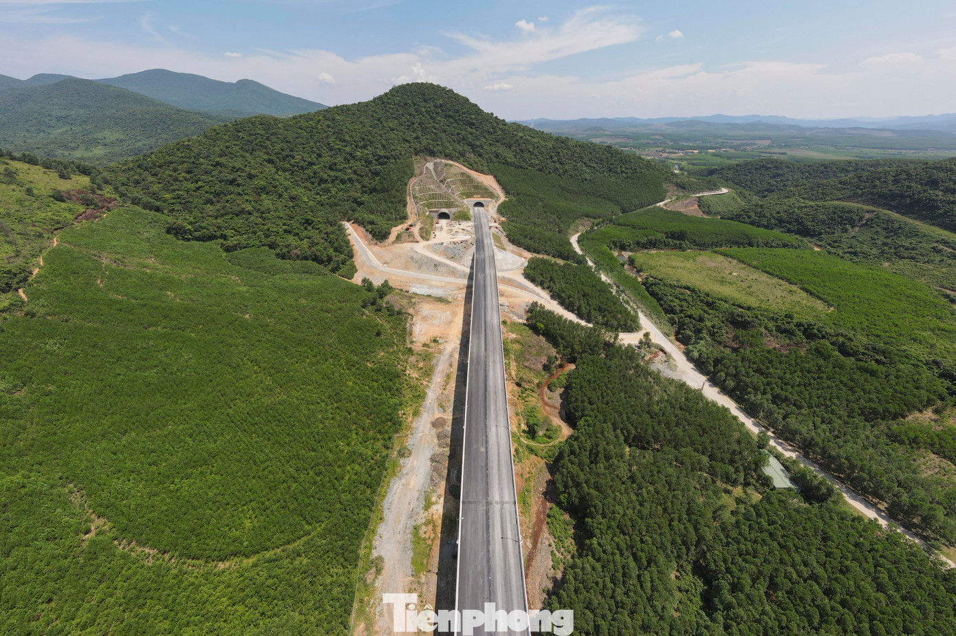 Cùng với các cầu, trên cao tốc Vũng Áng – Bùng còn có hầm Đèo Bụt. Công trình hầm này dài gần 1km, vốn đầu tư hơn 1.000 tỷ đồng, là hạng mục quan trọng trong đoạn cao tốc này. Hiện, hầm Đèo Bụt đã thông cả hai nhánh, đạt hơn 99% khối lượng đào hầm. Một số hạng mục như mặt đường, lan can, hàng rào an toàn đang được đơn vị thực hiện dự án hoàn thiện.