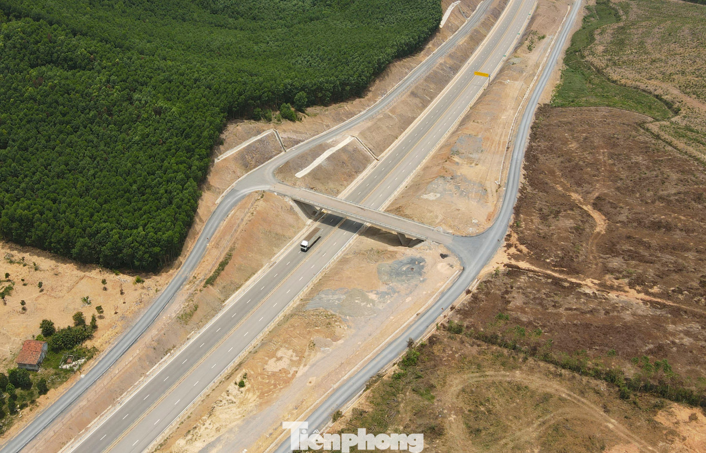 Dự án băng qua nhiều ngọn đồi, sông hồ, thung lũng, tạo nên khung cảnh hùng vĩ. Dự kiến cuối tháng 6/2025, các dự án cao tốc sẽ hoàn thiện, thông xe và đưa vào khai thác.