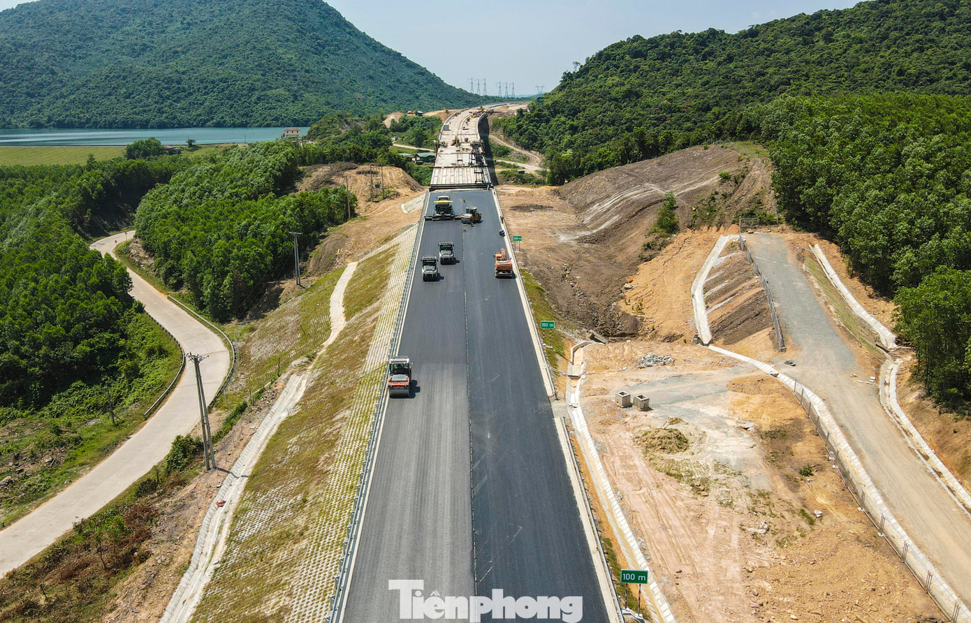 Tại vị trí cầu số 4 và số 5 cũng đã cơ bản hoàn thiện phần gác dầm, đang thảm bê tông mặt cầu.