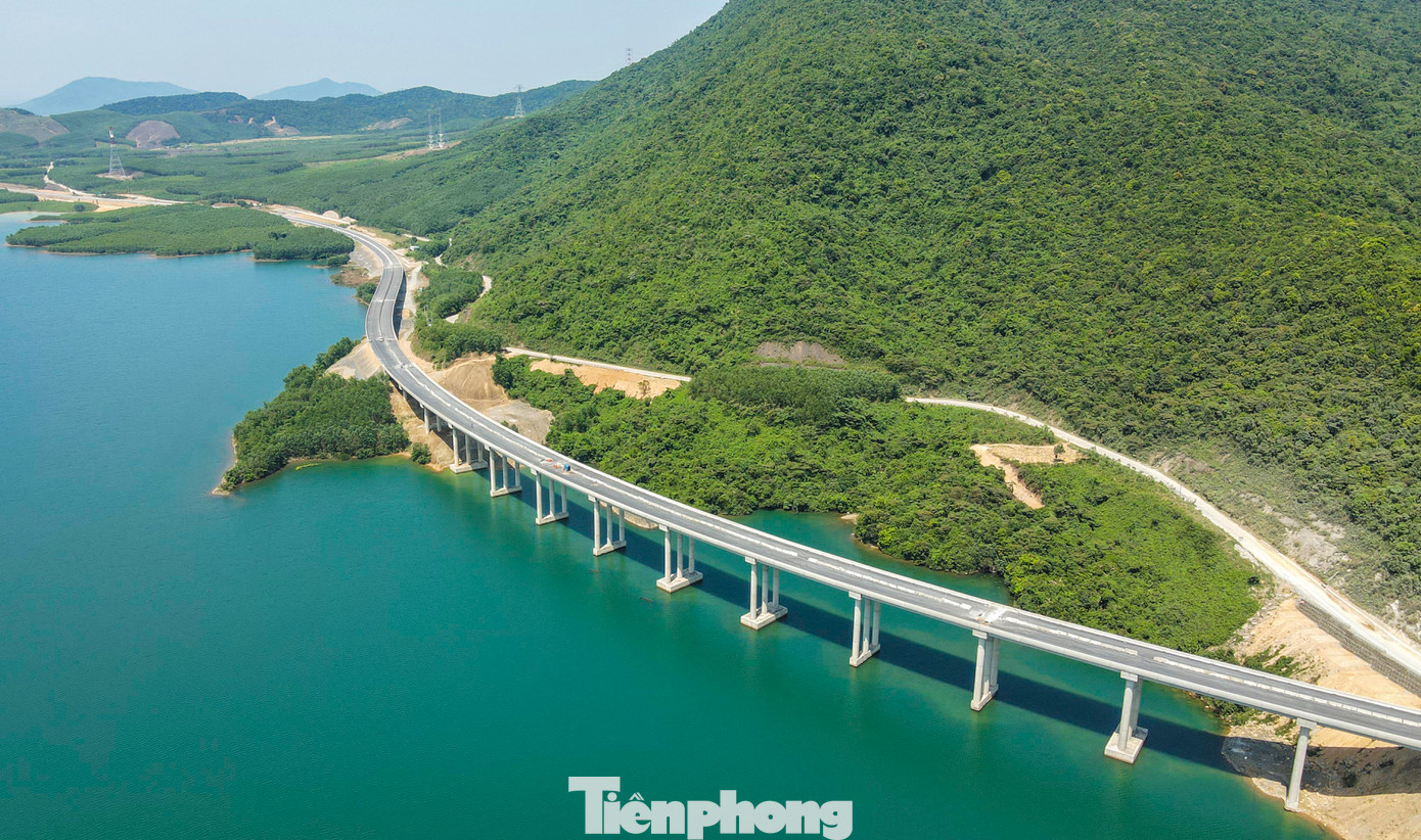 Khi hoàn thành, công trình cầu vượt hồ sẽ tạo nên khung cảnh hùng vĩ cho tuyến cao tốc qua Hà Tĩnh.