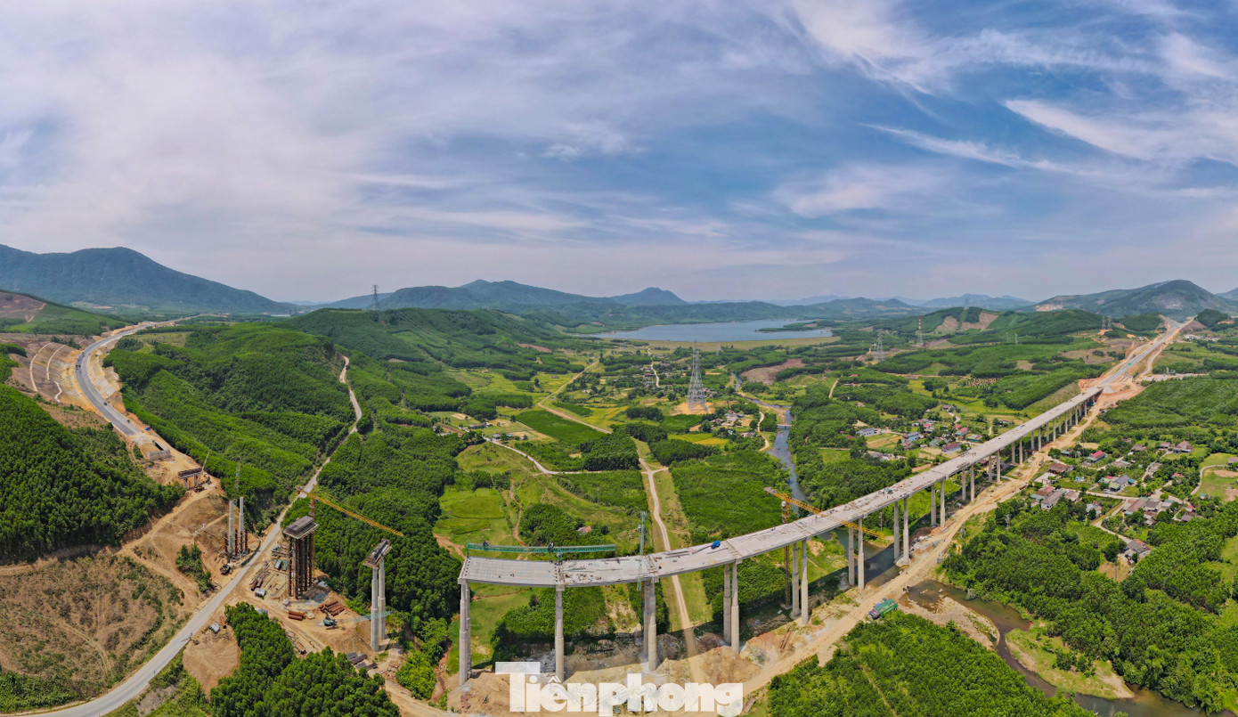 Trong đó phải kể đến cầu số 1 dài 942m nằm trên địa bàn xã Kỳ Hoa, thị xã Kỳ Anh, Hà Tĩnh. Đây là một trong những hạng mục thi công trên địa hình khó của dự án cao tốc đoạn Vũng Áng – Bùng. Cầu nối 2 quả đồi, bắc qua một thung lũng có địa hình lòng chảo. Tổng giá trị đầu tư cầu khoảng 300 tỷ đồng.