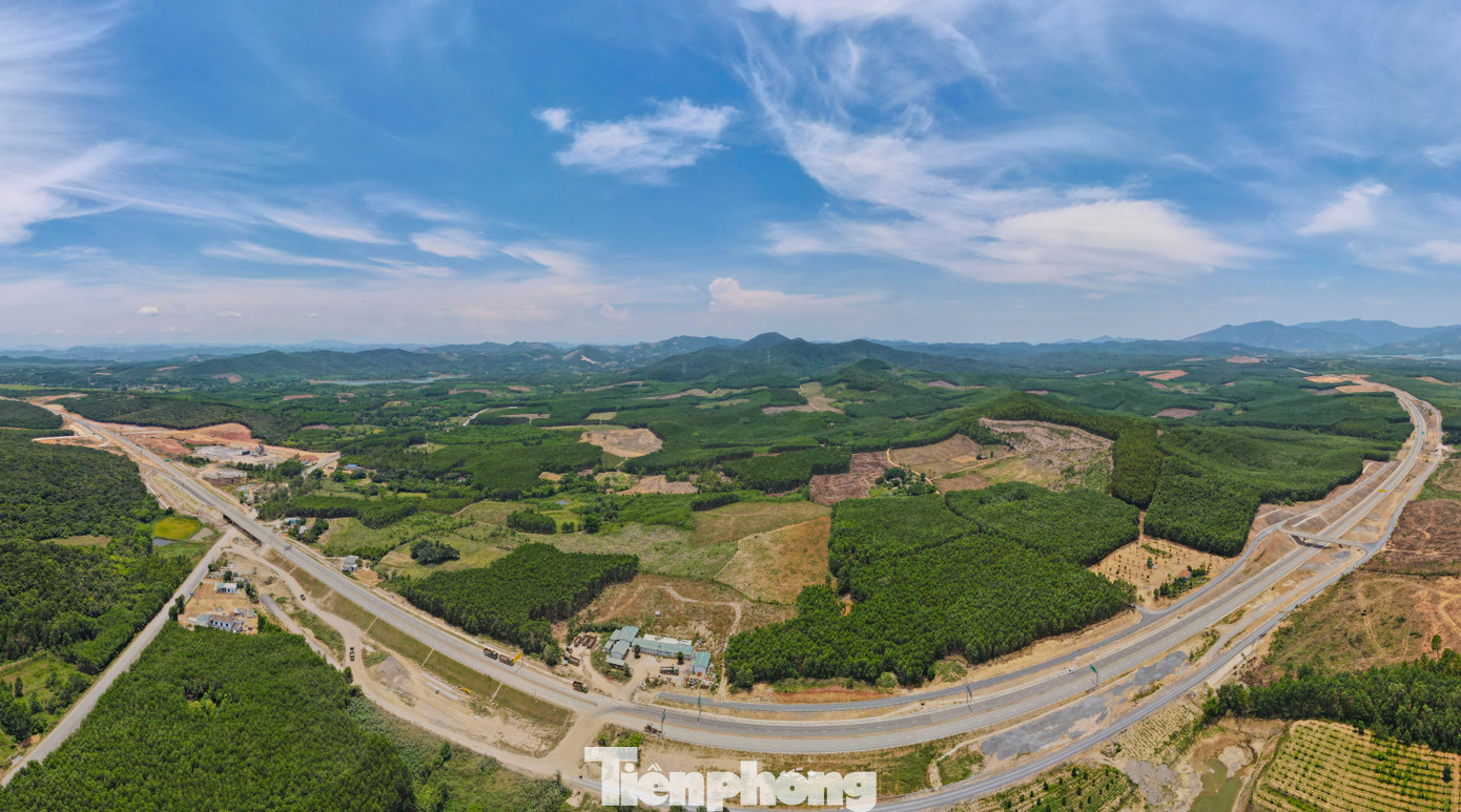 Theo Ban QLDA 6 (Bộ Xây dựng), tính đến đầu tháng 5/2025, giá trị xây lắp đã thực hiện đạt khoảng 90% tổng giá trị khối lượng. Các gói thầu hiện cơ bản đáp ứng yêu cầu về nhân lực, máy móc với 40 mũi thi công, hơn 1.200 công nhân và 620 thiết bị. Trong hình là cao tốc Vũng Áng – Bùng đoạn qua Quảng Bình nhiều vị trí đã cơ bản hoàn thiện.