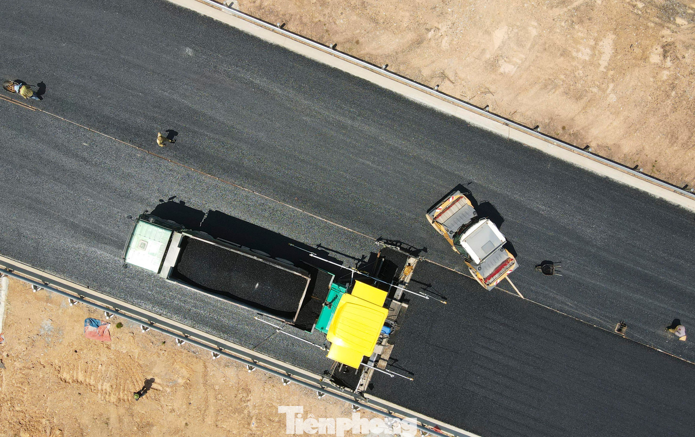 “Tranh thủ thời tiết nắng, máy móc, công nhân được huy động để thảm các lớp bê tông nhựa mặt cầu, sớm đưa công trình vào khai thác, sử dụng”, một cán bộ phụ trách thi công cho hay.