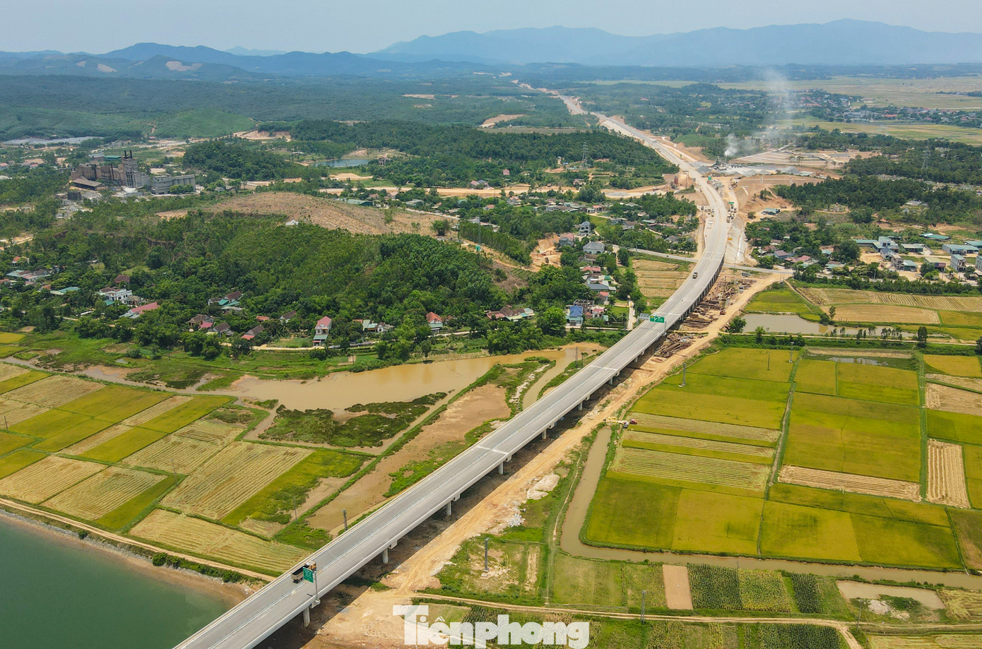 Dự án băng qua nhiều ngọn đồi, sông hồ, thung lũng, tạo nên khung cảnh hùng vĩ. Dự kiến cuối tháng 6/2025, các dự án cao tốc sẽ hoàn thiện, thông xe và đưa vào khai thác.