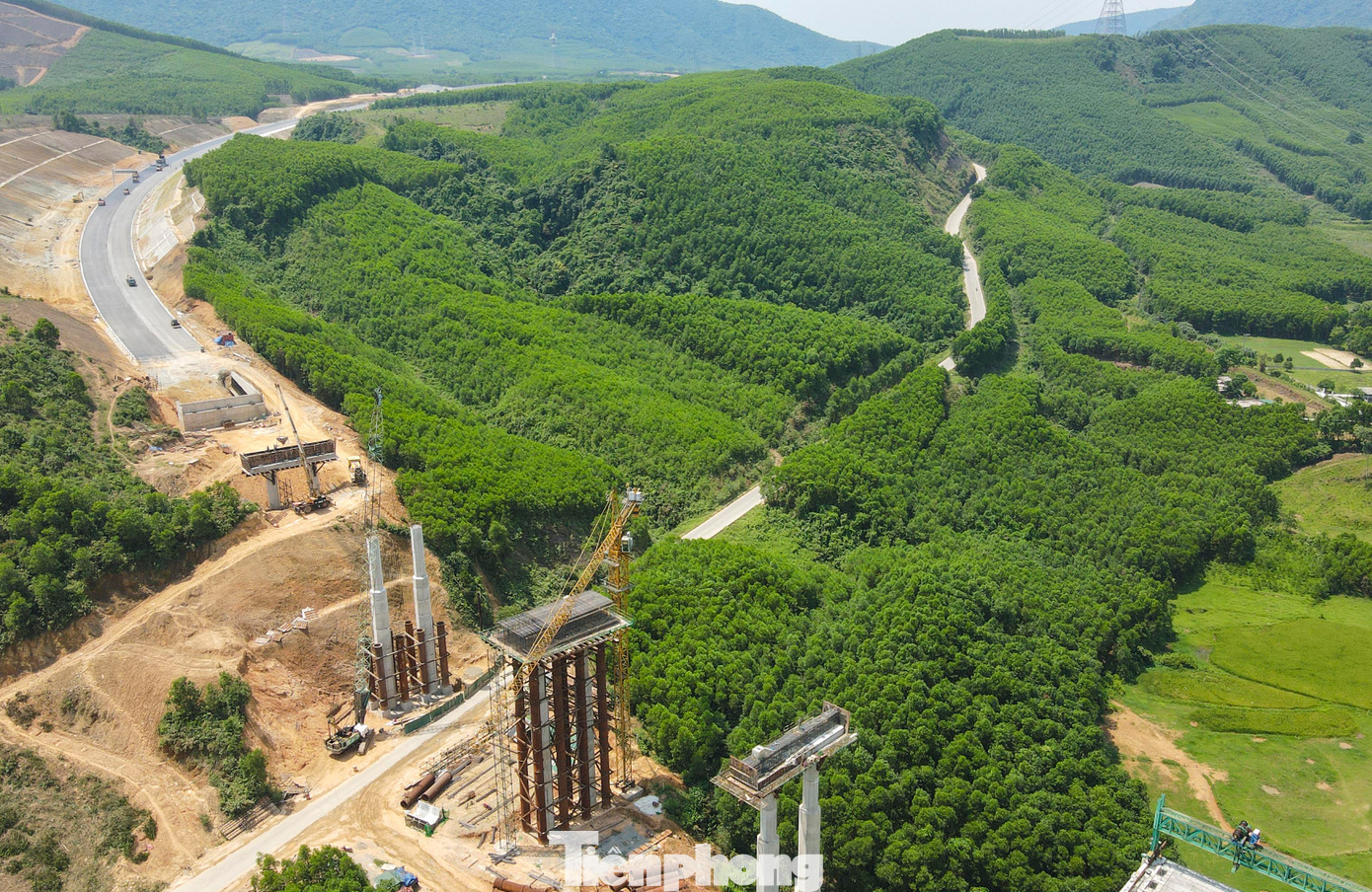 Đại diện Công ty CP 479 Hòa Bình – đơn vị thực hiện dự án cho biết: “Dự án đã đạt khoảng 90% giá trị sản lượng. Đơn vị đang huy động công nhân, máy móc để hoàn thiện phần kết cấu chính cầu, đảm bảo thông xe vào cuối tháng 6 theo kế hoạch”. Trong hình, những trụ cầu cao hàng chục mét còn lại đang được đẩy nhanh thi công.