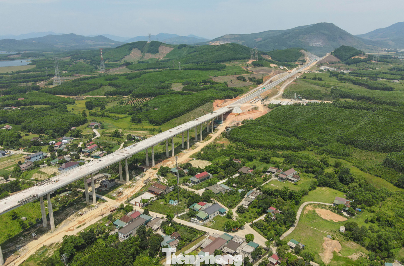 Theo đơn vị thi công, quá trình thi công cầu từ cuối năm 2024 và đầu năm 2025 gặp phải mưa lớn kéo dài, gió mạnh cùng với địa hình khó khăn khiến việc thi công gặp khó. Tuy nhiên, đến nay việc bù tiến độ đã được tiến hành đảm bảo.