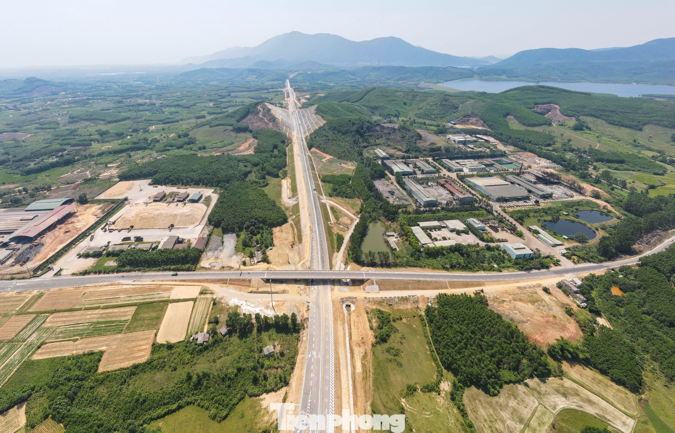 Dự án cao tốc Vũng Áng – Bùng dài hơn 55km với tổng mức đầu tư hơn 12.500 tỷ đồng. Điểm đầu dự án giao quốc lộ 12C, nối tiếp cao tốc Hàm Nghi – Vũng Áng tại xã Kỳ Tân, huyện Kỳ Anh, tỉnh Hà Tĩnh và điểm cuối kết nối cao tốc Bùng – Vạn Ninh thuộc địa phận xã Cự Nẫm, huyện Bố Trạch, tỉnh Quảng Bình. Xuyên suốt công trình có nhiều cầu vượt hồ, thung lũng, địa hình khó thi công.