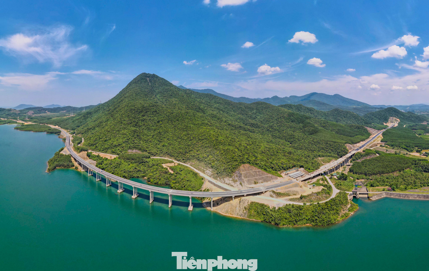 Cùng với đó, tại dự án cầu số 2 và 3 vượt hồ Kim Sơn có tổng chiều dài 1km, với tổng mức đầu tư hơn 260 tỷ đồng. Công trình triển khai từ tháng 6/2023 và đến nay cơ bản hoàn thiện các hạng mục, mặt cầu.