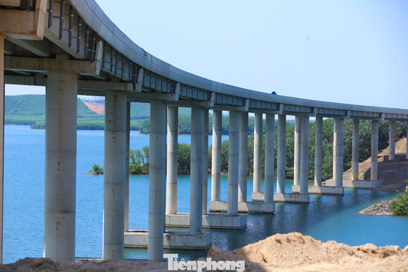 Các trụ cầu vượt lòng hồ cao 30-40m, lao dầm Super T chắc chắn.