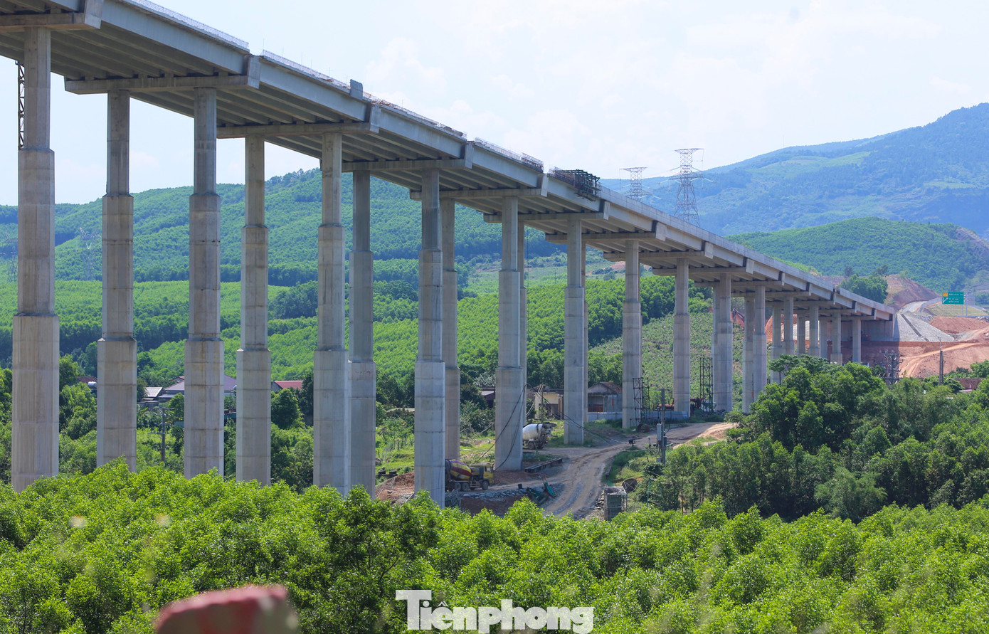 Theo một kỹ sư phụ trách thi công, cầu số 1 có 22 nhịp dầm, trụ cao nhất lên đến 50m. Những trụ cầu cao hàng chục mét, với hình bát giác được đổ từng đốt chắc chắn đòi hỏi việc thi công hạng mục này cần có nhóm kỹ sư, công nhân có tay nghề cao, chuẩn chỉnh trong an toàn lao động