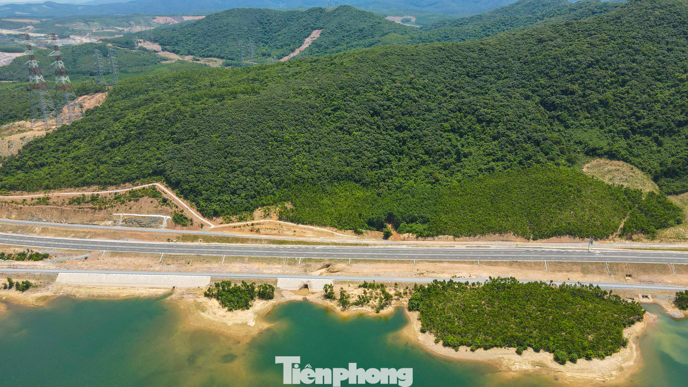 Dự án băng qua nhiều ngọn đồi, sông hồ, thung lũng, tạo nên khung cảnh hùng vĩ. Dự kiến cuối tháng 6/2025, các dự án cao tốc sẽ hoàn thiện, thông xe và đưa vào khai thác.