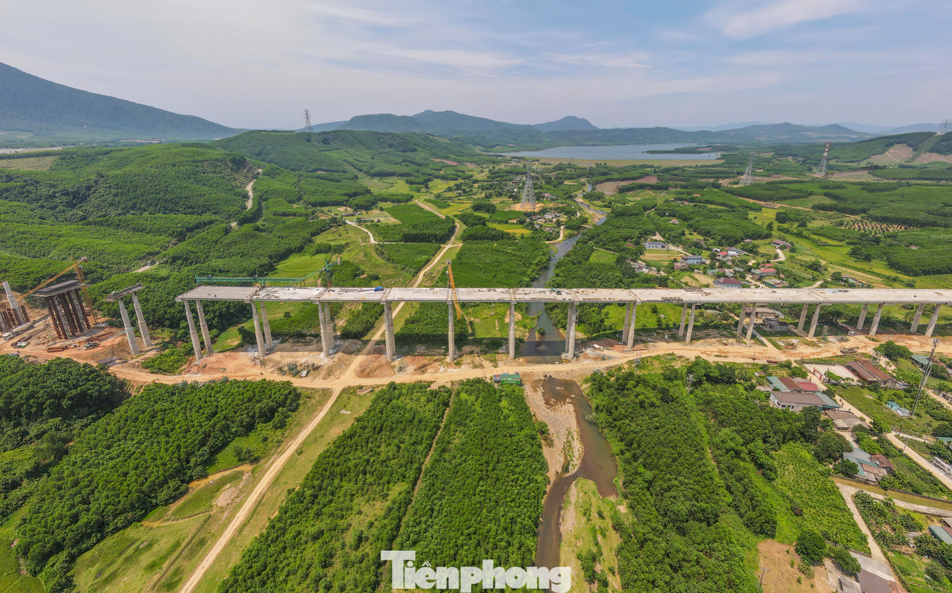 Theo một kỹ sư phụ trách thi công, cầu số 1 có 22 nhịp dầm, trụ cao nhất lên đến 50m. Những trụ cầu cao hàng chục mét, với hình bát giác được đổ từng đốt chắc chắn đòi hỏi việc thi công hạng mục này cần có nhóm kỹ sư, công nhân có tay nghề cao, chuẩn chỉnh trong an toàn lao động