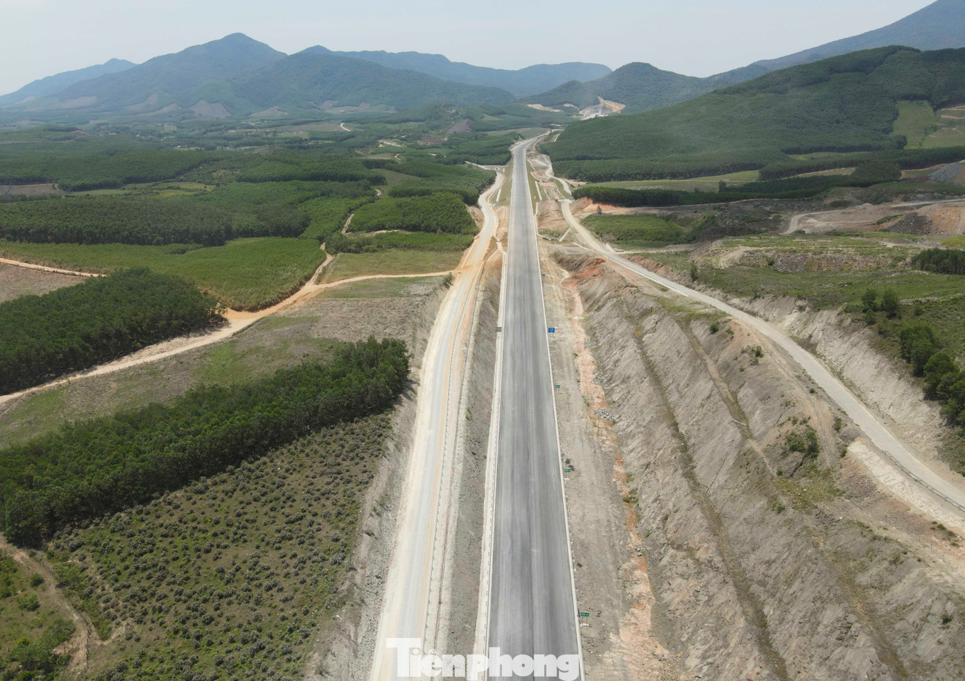 Dự án băng qua nhiều ngọn đồi, sông hồ, thung lũng, tạo nên khung cảnh hùng vĩ. Dự kiến cuối tháng 6/2025, các dự án cao tốc sẽ hoàn thiện, thông xe và đưa vào khai thác.