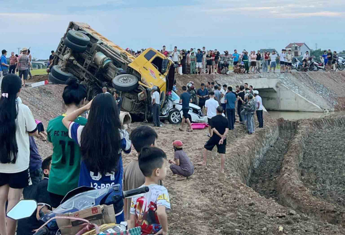 Hiện trường vụ tai nạn giao thông tại ngã tư quốc lộ 8C với đường dẫn lên cao tốc làm 4 người bị thương. Hiện trường vụ tai nạn giao thông tại ngã tư quốc lộ 8C với đường dẫn lên cao tốc làm 4 người bị thương.