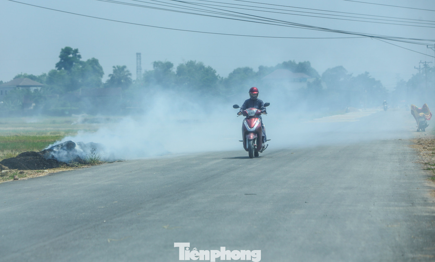 Theo ghi nhận, trên nhiều cánh đồng qua huyện Cẩm Xuyên, Kỳ Anh, Can Lộc, Thạch Hà chạy dọc quốc lộ 1 và cao tốc Bắc – Nam, người dân đốt rơm rạ khiến khói bay mù mịt. Trong ảnh là những cột khói rơm rạ cao hàng chục mét, theo gió cuốn bay ra các tuyến đường, vào khu dân cư. Theo ghi nhận, trên nhiều cánh đồng qua huyện Cẩm Xuyên, Kỳ Anh, Can Lộc, Thạch Hà chạy dọc quốc lộ 1 và cao tốc Bắc – Nam, người dân đốt rơm rạ khiến khói bay mù mịt. Trong ảnh là những cột khói rơm rạ cao hàng chục mét, theo gió cuốn bay ra các tuyến đường, vào khu dân cư.