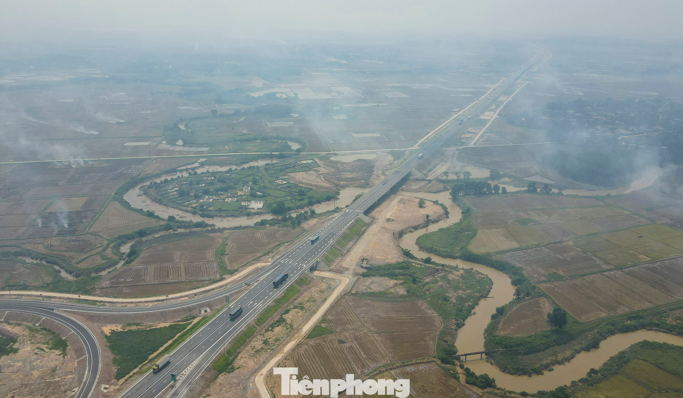 Khói mù làm giảm tầm nhìn nhiều tài xế khi di chuyển qua khu vực này phải giảm tốc độ. Theo các chuyên gia, thói quen đốt rơm rạ trên đồng ruộng của nông dân không chỉ gây mất chất dinh dưỡng có trong rơm rạ mà còn ảnh hưởng đa dạng sinh học và gây ô nhiễm môi trường. Khói rơm rạ thường cháy không thành ngọn lửa nên sinh ra rất nhiều khí CO, đây là loại khí rất độc. Người hít nhiều và kéo dài dễ mắc bệnh phổi tắc nghẽn mạn tính, ung thư phổi… Khói mù làm giảm tầm nhìn nhiều tài xế khi di chuyển qua khu vực này phải giảm tốc độ. Theo các chuyên gia, thói quen đốt rơm rạ trên đồng ruộng của nông dân không chỉ gây mất chất dinh dưỡng có trong rơm rạ mà còn ảnh hưởng đa dạng sinh học và gây ô nhiễm môi trường. Khói rơm rạ thường cháy không thành ngọn lửa nên sinh ra rất nhiều khí CO, đây là loại khí rất độc. Người hít nhiều và kéo dài dễ mắc bệnh phổi tắc nghẽn mạn tính, ung thư phổi…