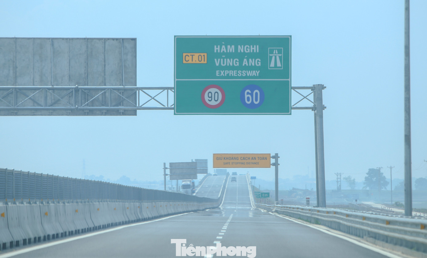 Khói mù làm giảm tầm nhìn nhiều tài xế khi di chuyển qua khu vực này phải giảm tốc độ. Theo các chuyên gia, thói quen đốt rơm rạ trên đồng ruộng của nông dân không chỉ gây mất chất dinh dưỡng có trong rơm rạ mà còn ảnh hưởng đa dạng sinh học và gây ô nhiễm môi trường. Khói rơm rạ thường cháy không thành ngọn lửa nên sinh ra rất nhiều khí CO, đây là loại khí rất độc. Người hít nhiều và kéo dài dễ mắc bệnh phổi tắc nghẽn mạn tính, ung thư phổi… Khói mù làm giảm tầm nhìn nhiều tài xế khi di chuyển qua khu vực này phải giảm tốc độ. Theo các chuyên gia, thói quen đốt rơm rạ trên đồng ruộng của nông dân không chỉ gây mất chất dinh dưỡng có trong rơm rạ mà còn ảnh hưởng đa dạng sinh học và gây ô nhiễm môi trường. Khói rơm rạ thường cháy không thành ngọn lửa nên sinh ra rất nhiều khí CO, đây là loại khí rất độc. Người hít nhiều và kéo dài dễ mắc bệnh phổi tắc nghẽn mạn tính, ung thư phổi…