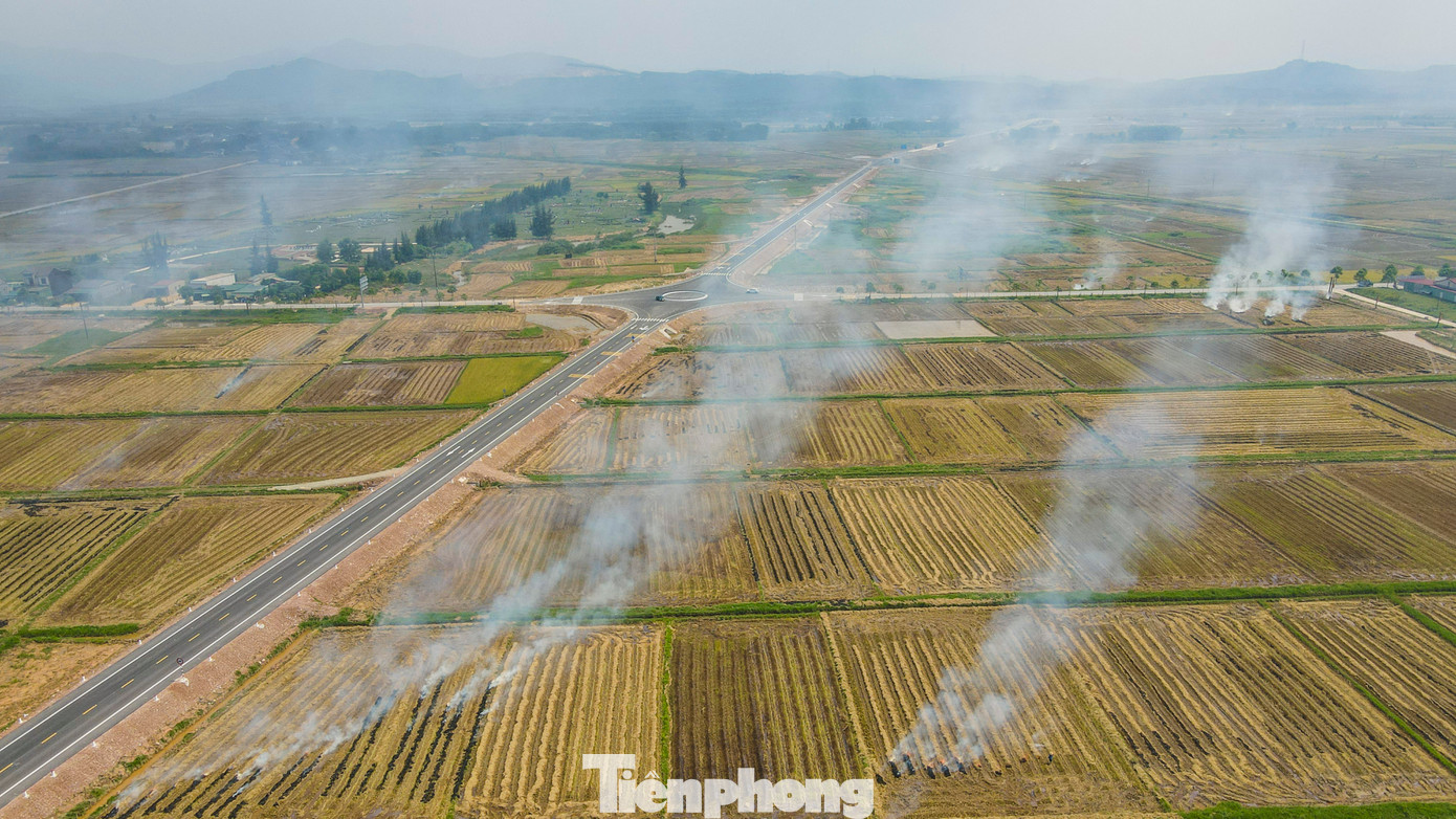 Tài xế ô tô khi di chuyển trên cao tốc qua Hà Tĩnh vào buổi chiều thường bị giảm tầm nhìn. Hình ảnh ghi nhận trên tuyến đường dẫn vào cao tốc Hàm Nghi – Vũng Áng qua huyện Cẩm Xuyên. Tài xế ô tô khi di chuyển trên cao tốc qua Hà Tĩnh vào buổi chiều thường bị giảm tầm nhìn. Hình ảnh ghi nhận trên tuyến đường dẫn vào cao tốc Hàm Nghi – Vũng Áng qua huyện Cẩm Xuyên.