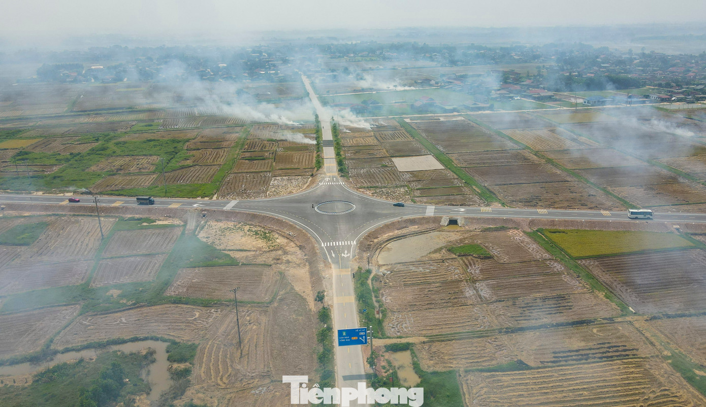 Những ngày này, vụ lúa xuân cơ bản đã thu hoạch xong trên các cánh đồng tại huyện Cẩm Xuyên, Can Lộc, Kỳ Anh, Thạch Hà... (Hà Tĩnh). Sau khi gặt lúa, người dân thường gom rơm rạ ngay tại đồng ruộng rồi châm lửa đốt. Những ngày này, vụ lúa xuân cơ bản đã thu hoạch xong trên các cánh đồng tại huyện Cẩm Xuyên, Can Lộc, Kỳ Anh, Thạch Hà... (Hà Tĩnh). Sau khi gặt lúa, người dân thường gom rơm rạ ngay tại đồng ruộng rồi châm lửa đốt.