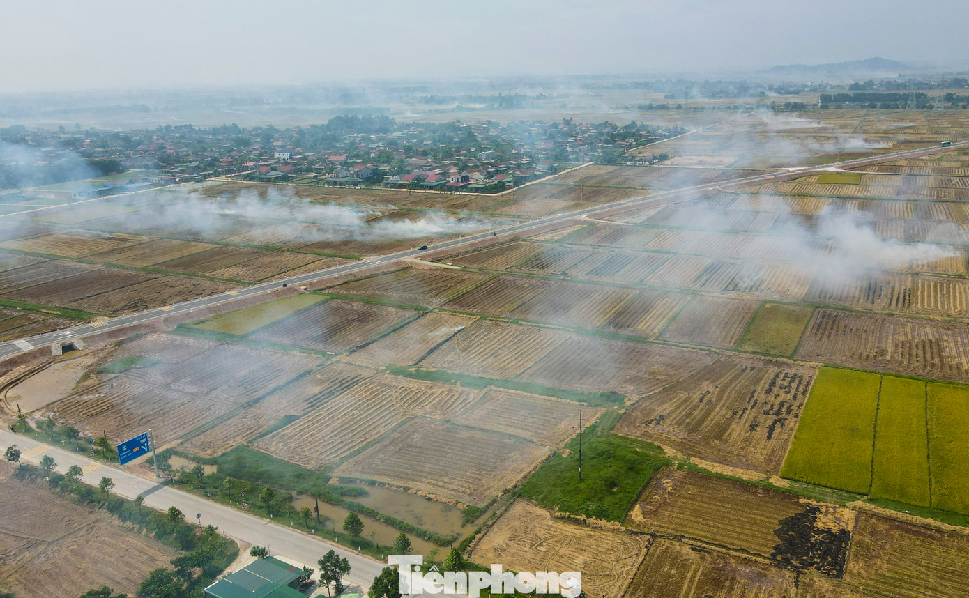 Theo ghi nhận, trên nhiều cánh đồng qua huyện Cẩm Xuyên, Kỳ Anh, Can Lộc, Thạch Hà chạy dọc quốc lộ 1 và cao tốc Bắc – Nam, người dân đốt rơm rạ khiến khói bay mù mịt. Trong ảnh là những cột khói rơm rạ cao hàng chục mét, theo gió cuốn bay ra các tuyến đường, vào khu dân cư. Theo ghi nhận, trên nhiều cánh đồng qua huyện Cẩm Xuyên, Kỳ Anh, Can Lộc, Thạch Hà chạy dọc quốc lộ 1 và cao tốc Bắc – Nam, người dân đốt rơm rạ khiến khói bay mù mịt. Trong ảnh là những cột khói rơm rạ cao hàng chục mét, theo gió cuốn bay ra các tuyến đường, vào khu dân cư.