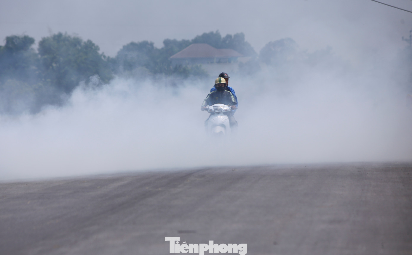 Tuy nhiên, việc đốt rơm rạ ngay tại ruộng khiến khói rơm bay mù mịt, bủa vây quốc lộ, các tuyến đường trục chính, dân sinh và bay vào cả nhà dân, ảnh hưởng cuộc sống nhiều người. Tuy nhiên, việc đốt rơm rạ ngay tại ruộng khiến khói rơm bay mù mịt, bủa vây quốc lộ, các tuyến đường trục chính, dân sinh và bay vào cả nhà dân, ảnh hưởng cuộc sống nhiều người.