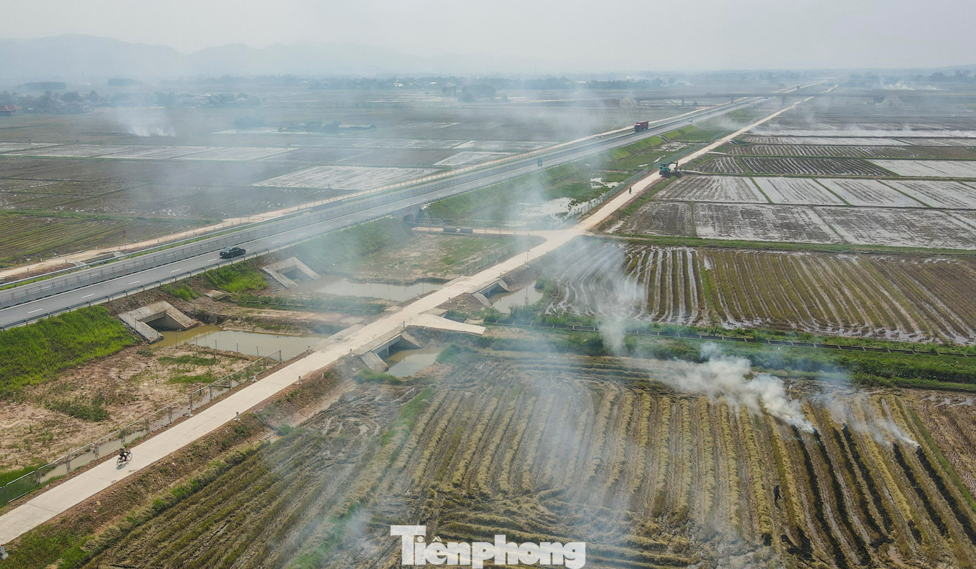 Khói mù làm giảm tầm nhìn nhiều tài xế khi di chuyển qua khu vực này phải giảm tốc độ. Theo các chuyên gia, thói quen đốt rơm rạ trên đồng ruộng của nông dân không chỉ gây mất chất dinh dưỡng có trong rơm rạ mà còn ảnh hưởng đa dạng sinh học và gây ô nhiễm môi trường. Khói rơm rạ thường cháy không thành ngọn lửa nên sinh ra rất nhiều khí CO, đây là loại khí rất độc. Người hít nhiều và kéo dài dễ mắc bệnh phổi tắc nghẽn mạn tính, ung thư phổi… Khói mù làm giảm tầm nhìn nhiều tài xế khi di chuyển qua khu vực này phải giảm tốc độ. Theo các chuyên gia, thói quen đốt rơm rạ trên đồng ruộng của nông dân không chỉ gây mất chất dinh dưỡng có trong rơm rạ mà còn ảnh hưởng đa dạng sinh học và gây ô nhiễm môi trường. Khói rơm rạ thường cháy không thành ngọn lửa nên sinh ra rất nhiều khí CO, đây là loại khí rất độc. Người hít nhiều và kéo dài dễ mắc bệnh phổi tắc nghẽn mạn tính, ung thư phổi…