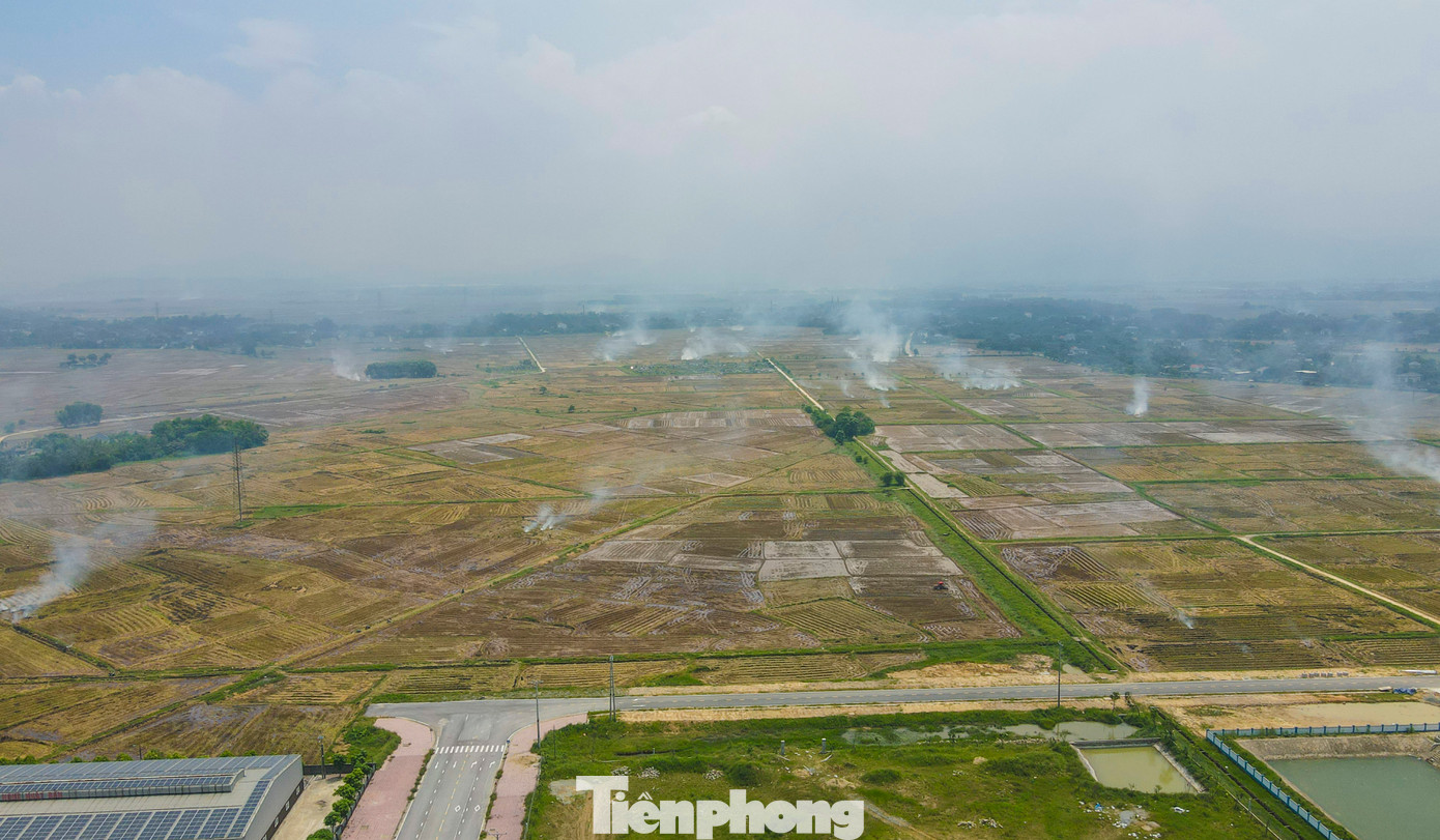 Dọc các tuyến cao tốc thuộc dự án thành phần của cao tốc Bắc - Nam phía Đông qua Hà Tĩnh đã đưa vào khai thác là Diễn Châu - Bãi Vọt, Bãi Vọt - Hàm Nghi và Hàm Nghi - Vũng Áng chạy xuyên qua cánh đồng các địa phương như huyện Đức Thọ, Thạch Hà, Cẩm Xuyên, Kỳ Anh đều bị khói rơm rạ bủa vây. Dọc các tuyến cao tốc thuộc dự án thành phần của cao tốc Bắc - Nam phía Đông qua Hà Tĩnh đã đưa vào khai thác là Diễn Châu - Bãi Vọt, Bãi Vọt - Hàm Nghi và Hàm Nghi - Vũng Áng chạy xuyên qua cánh đồng các địa phương như huyện Đức Thọ, Thạch Hà, Cẩm Xuyên, Kỳ Anh đều bị khói rơm rạ bủa vây.