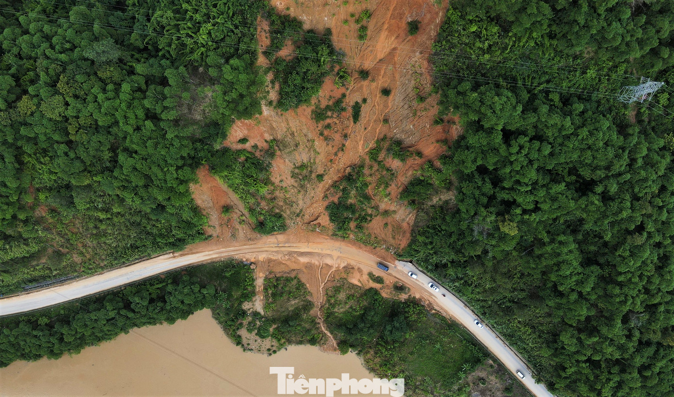 Những ngày qua, trên địa bàn huyện Con Cuông, Tương Dương, Kỳ Sơn... xuất hiện mưa lớn khiến nhiều điểm dọc Quốc lộ 7 sạt lở. Trong hình là đoạn đường qua dốc Chó (xã Lạng Khê, huyện Con Cuông). Vị trí này cứ mưa là sạt lở gây ách tắc giao thông.