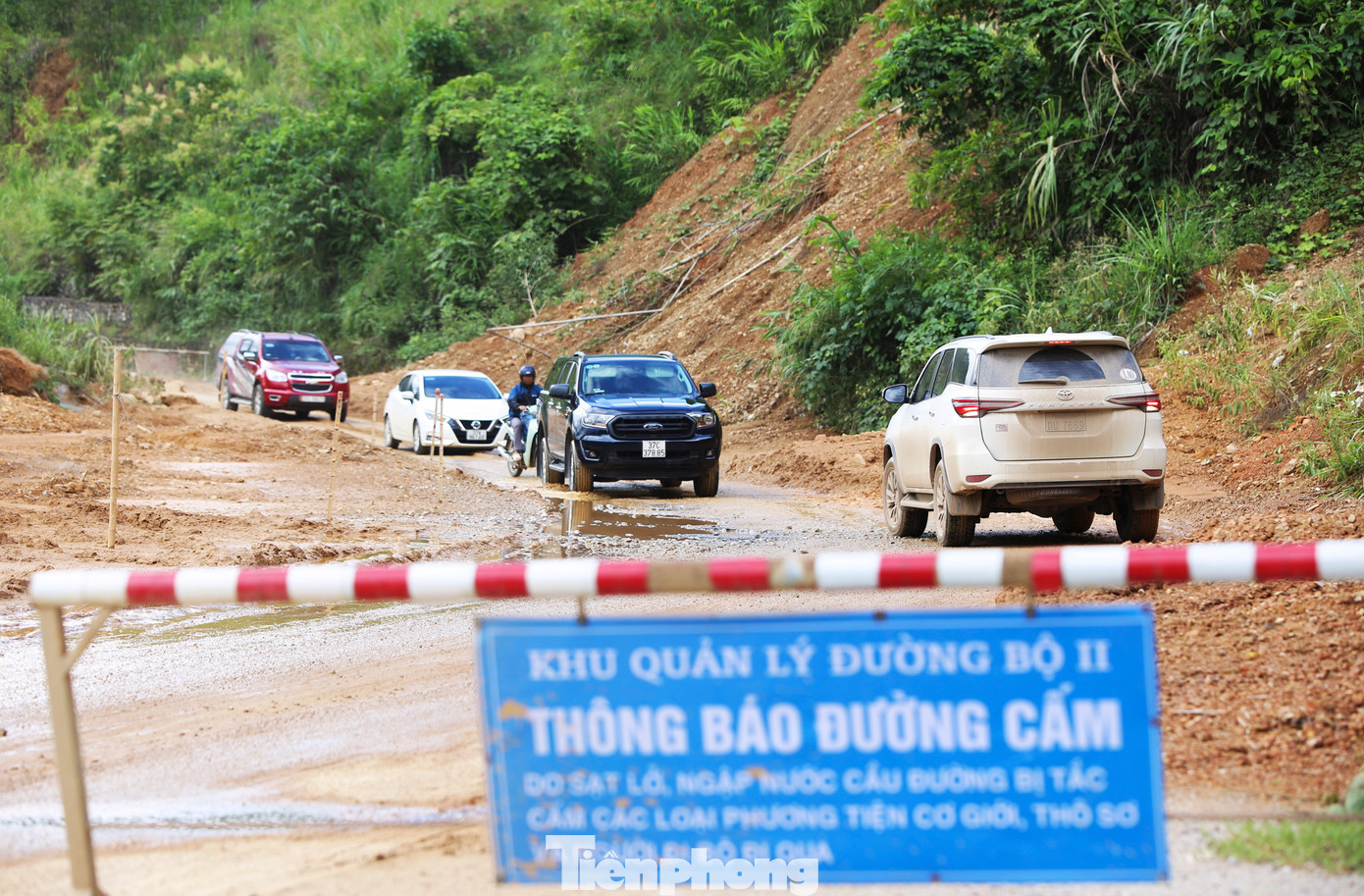 Điểm sạt lở này có lượng đất đá khổng lồ, tràn kín mặt đường ảnh hưởng nghiêm trọng đến giao thông. Đơn vị quản lý phải đặt biển cảnh báo nguy hiểm hai đầu vị trí sạt lở.