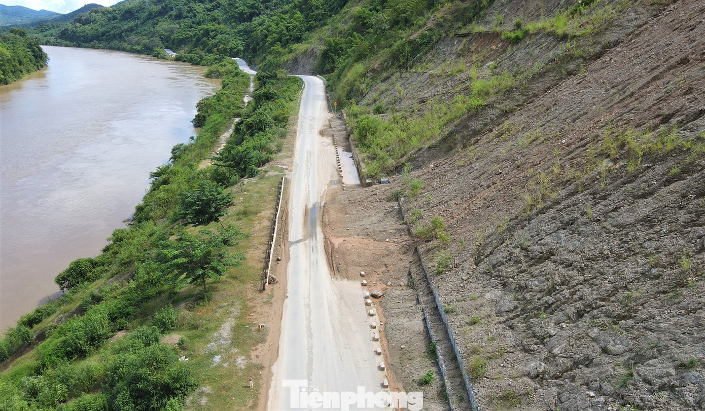Một số đoạn đường dù đã được chính quyền địa phương và lực lượng chức năng kè rọ đá để chống sạt lở. Tuy nhiên, lớp đất đá vẫn đổ xuống, tràn qua lớp kè đổ xuống lòng đường. Chi cục quản lý đường bộ phối hợp với chính quyền địa phương đang khẩn trương khắc phục các điểm sạt lở..., đảm bảo an toàn, thông suốt.