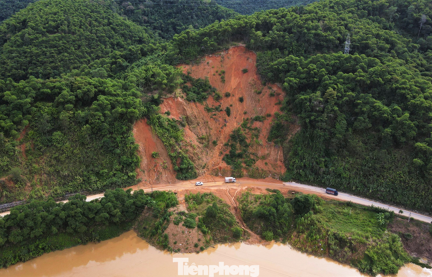 Tuyến đường này nhiều đoạn một bên là sông, một bên là đồi núi cao. Đây được xem là tuyến Quốc lộ huyết mạch từ Nghệ An sang Lào. Mỗi ngày trên Quốc lộ này có hàng nghìn chuyến xe đi Lào và ngược lại thông qua cửa khẩu quốc tế Nậm Cắn.