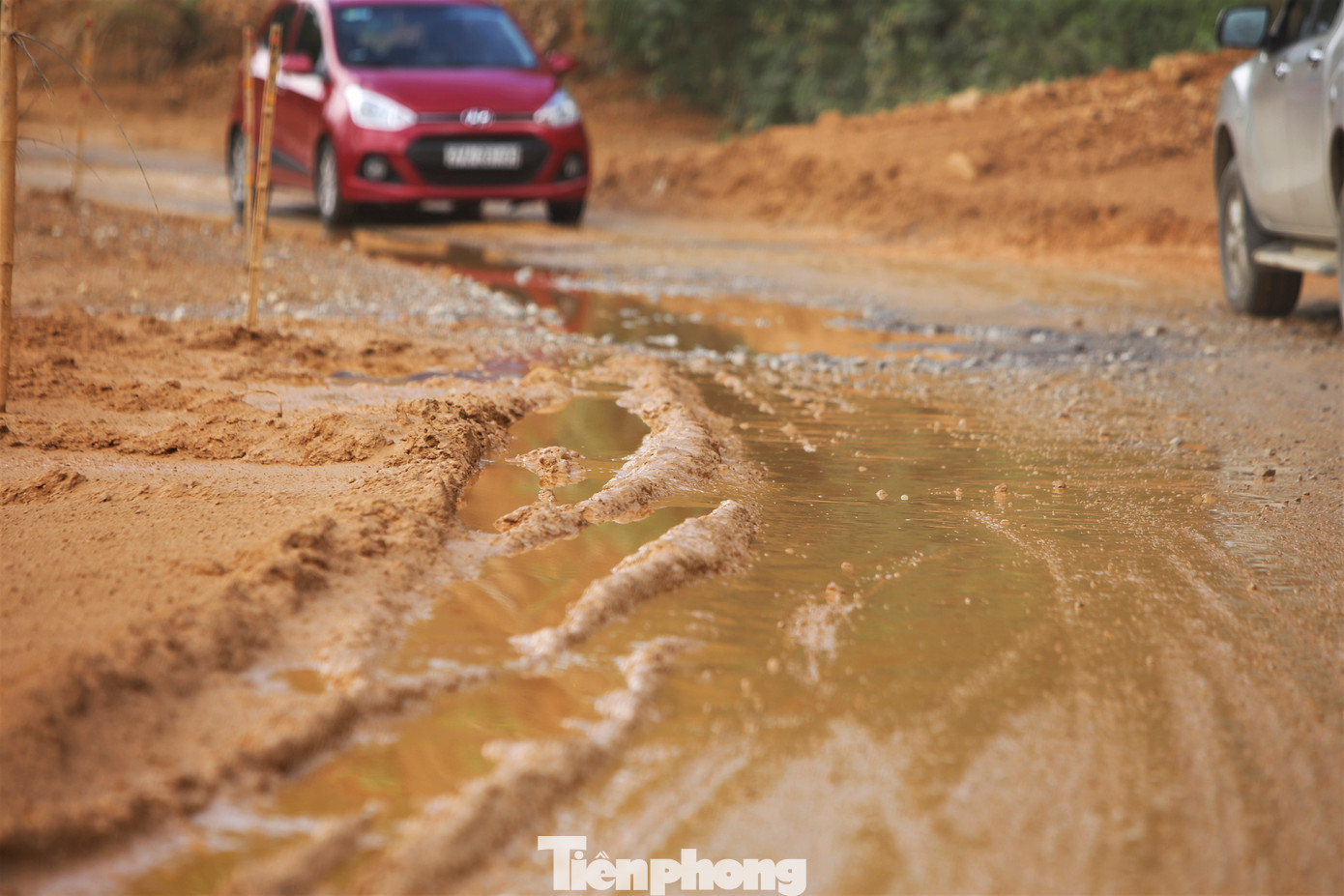 Đất đá cùng mưa lớn khiến mặt đường hư hỏng, lầy lội.