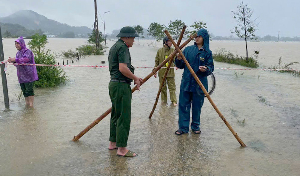 Nhiều tuyến đường ngập, ngành chức năng hỗ trợ nhu yếu phẩm cho người dân.