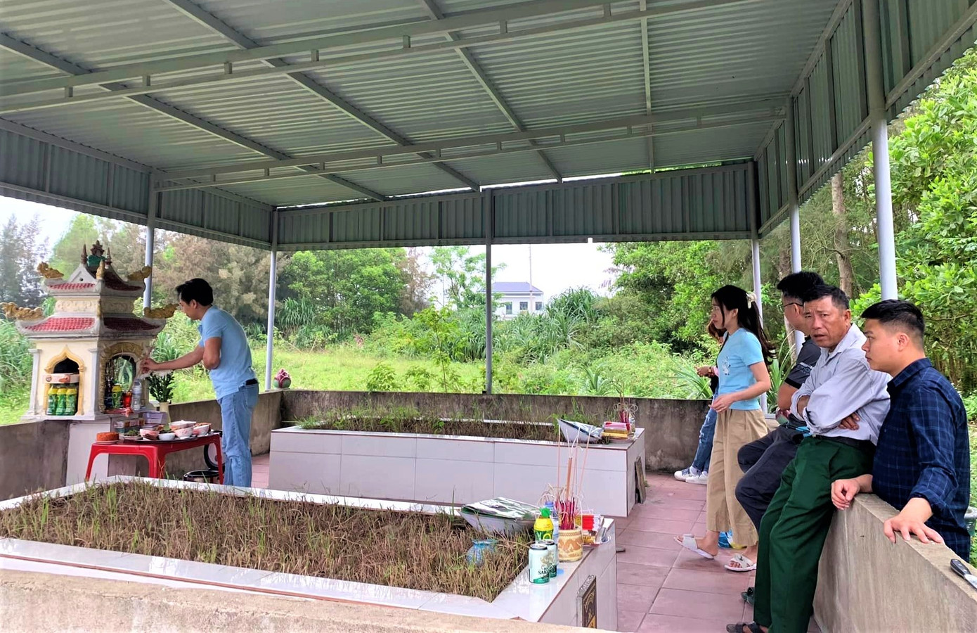 Người dân địa phương thắp hương, làm mâm cúng ngày giỗ 2 cô gái xấu số.