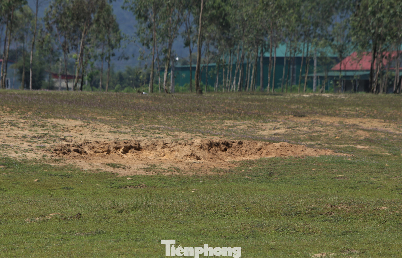 Trong di tích này cũng xuất hiện nhiều hố sâu do người dân vào đây khai thác cát trái phép để lại. Theo người dân địa phương, khu vực này từng có trường hợp những người lạ mặt lẻn đến đào cổ vật. Trong di tích này cũng xuất hiện nhiều hố sâu do người dân vào đây khai thác cát trái phép để lại. Theo người dân địa phương, khu vực này từng có trường hợp những người lạ mặt lẻn đến đào cổ vật.