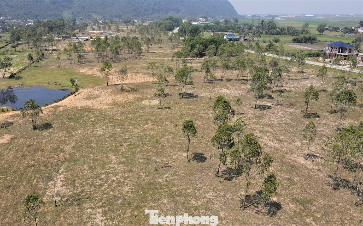 Ông Trần Phi Công - Phó giám đốc Bảo tàng tỉnh Hà Tĩnh, cho biết Di tích khảo cổ học Phôi Phối - Bãi Cọi đang hàng giờ đối mặt với sự xâm hại đến từ nạn săn tìm cổ vật và khai thác cát trái phép. “Di tích đã được xếp hạng cấp Quốc gia phải khoanh vùng để bảo vệ. Trước thực trạng trên, ngành chức năng cần có những biện pháp bảo vệ kịp thời như xây dựng hàng rào. Nếu không, di tích sẽ đối mặt với sự xâm phạm của động vật hoặc con người, điều đó sẽ làm sai lệch di tích", ông Công nói. Ông Trần Phi Công - Phó giám đốc Bảo tàng tỉnh Hà Tĩnh, cho biết Di tích khảo cổ học Phôi Phối - Bãi Cọi đang hàng giờ đối mặt với sự xâm hại đến từ nạn săn tìm cổ vật và khai thác cát trái phép. “Di tích đã được xếp hạng cấp Quốc gia phải khoanh vùng để bảo vệ. Trước thực trạng trên, ngành chức năng cần có những biện pháp bảo vệ kịp thời như xây dựng hàng rào. Nếu không, di tích sẽ đối mặt với sự xâm phạm của động vật hoặc con người, điều đó sẽ làm sai lệch di tích", ông Công nói.