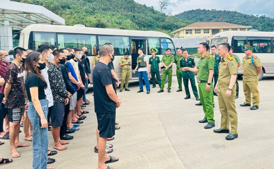 Các nạn nhân trong vụ mua bán người được lực lượng chức năng giải cứu. Các nạn nhân trong vụ mua bán người được lực lượng chức năng giải cứu.