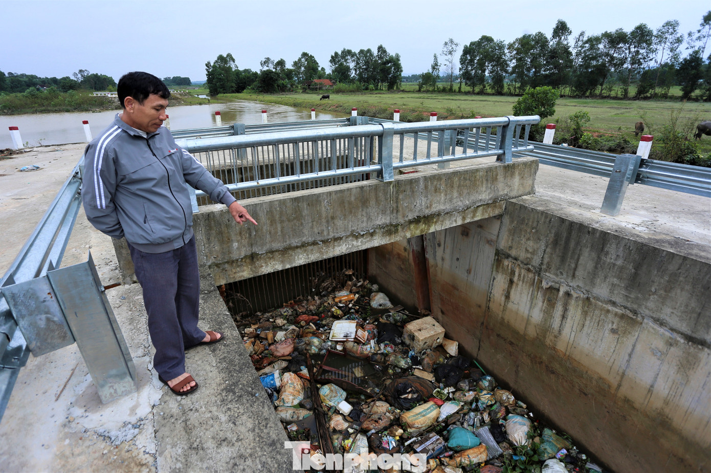 Ông Trần Đăng Thăng - Cụm phó cụm quản lý kênh giữa Vực Trống thuộc Công ty TNHH Thủy lợi Bắc Hà Tĩnh, cho biết: “Lượng rác tồn tại hơn 3 tháng qua. Rác tồn đọng tại các xi phông, cổng ngăn nên mỗi lúc điều tiết, đơn vị phải cắt cử nhân viên dọn sạch. Tuy nhiên, sau mỗi đợt mưa lớn, nước thượng nguồn về lại kéo theo nguồn rác chất đống, đây là vấn đề nan giải của công ty”.