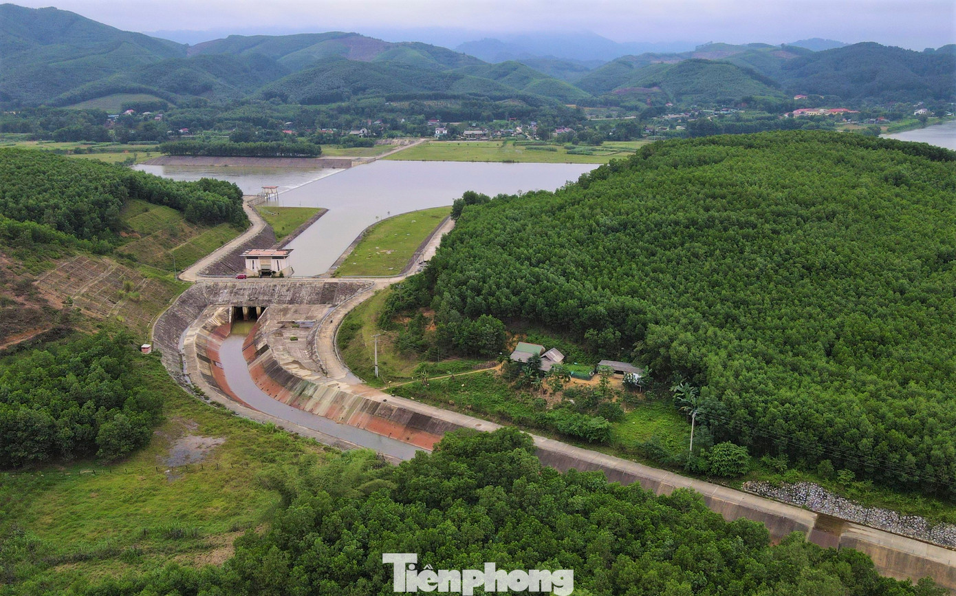 Hệ thống kênh dẫn là một trong 3 hợp phần thuộc Công trình thủy lợi đa mục tiêu Ngàn Trươi - Cẩm Trang bắt nguồn từ huyện Vũ Quang, chảy qua các huyện Đức Thọ, Can Lộc, Thạch Hà với chiều dài hơn 43 km, có tổng mức đầu tư 1.380 tỷ đồng. Đây là hệ thống kênh dùng tưới tiêu cho hơn 32.000 ha đất nông nghiệp và nuôi trồng thủy sản của 8 huyện, thị xã trên địa bàn Hà Tĩnh.